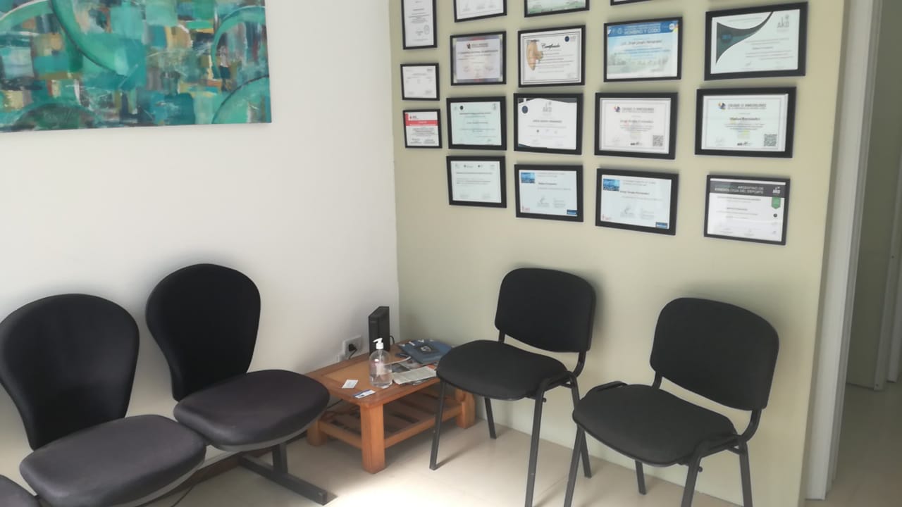 Sala de espera del consultorio de Kinesiología y Rehabilitación en Villa Urquiza