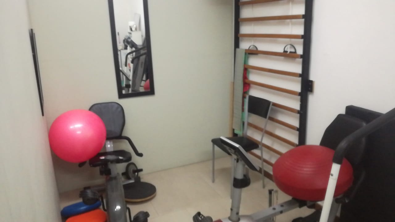 Sala de rehabilitación con equipamiento kinésico